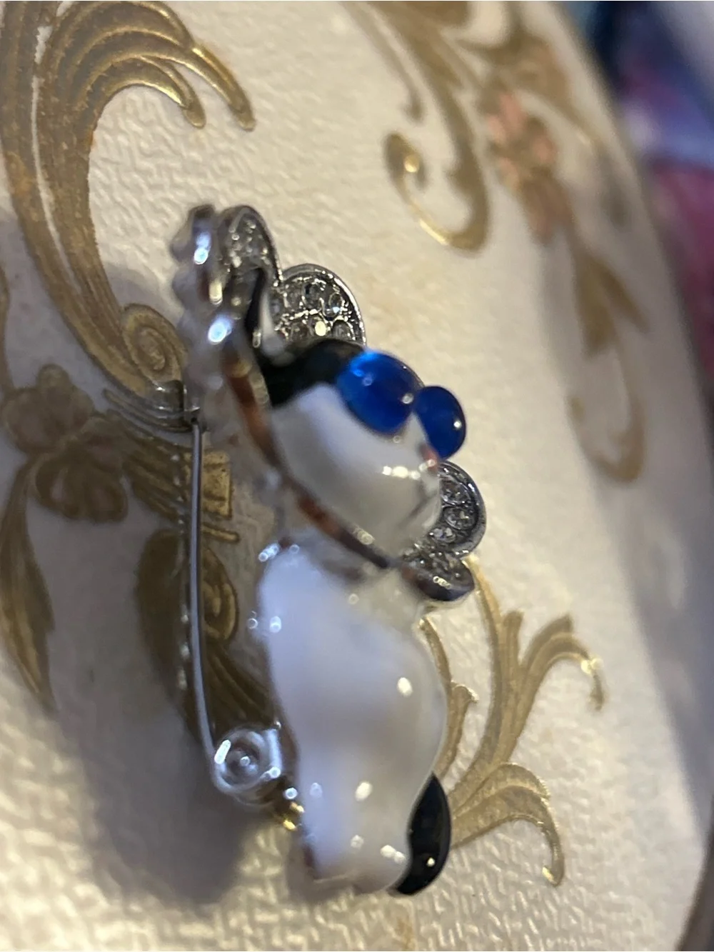 Cat brooch big blue stone eyes frilly collar fancy enamel kitty pin